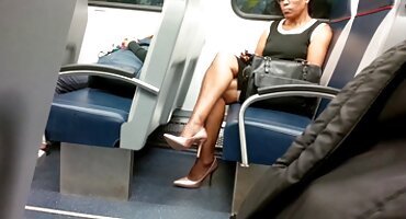 ছাত্র দল, যথারীতি, মেয়েদের মুখের উপর একটি গ্রুপ সেক্স হট মম সেক্স ভিডিও এবং কাম দিয়ে শেষ