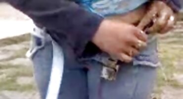 লম্বা কেশিক মেয়ে রোমান্টিকভাবে সেক্সি হট বিএফ আদর করে এবং আঙুল চুদছে নিজেকে।