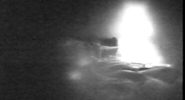 MILF-ওয়েট্রেস টেবিলের উপর হট সেক্সি বিএফ শুইয়ে সব গর্তে ব্যাপকভাবে তাকে চোদন