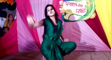 টাক গুন্ডা বিনা দ্বিধায় লম্বা হট বাংলা সেক্স ভিডিও পায়ের মডেলের পাছায় একটা শিশ্ন ঢুকিয়ে দিল।