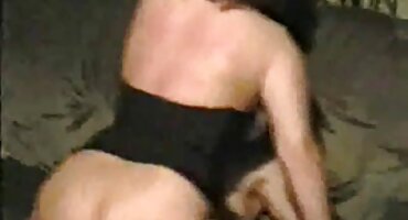 পাতলা মেয়েটি লোকটির শিশ্ন চুষে এবং তার ইলাস্টিক পাছার উপর একটি হিংস্র চোদন এবং বাঁড়া পায় বাংলাদেশী হট সেক্স ভিডিও